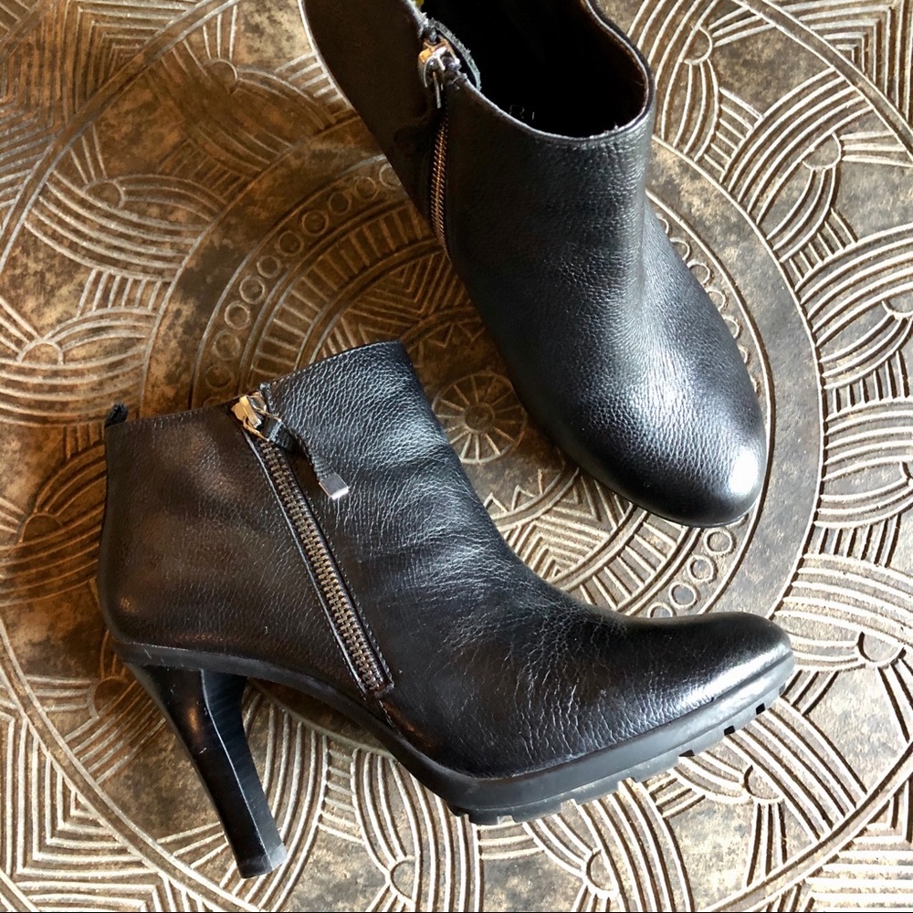 TAHARI Terry Black Leather Zipper Ankle Boots 9M